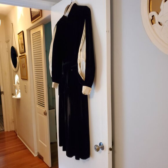 TRUE VINTAGE BLACK VELVET EVENING DRESS WITH SATIN ACCENTS - Picture 5 of 5